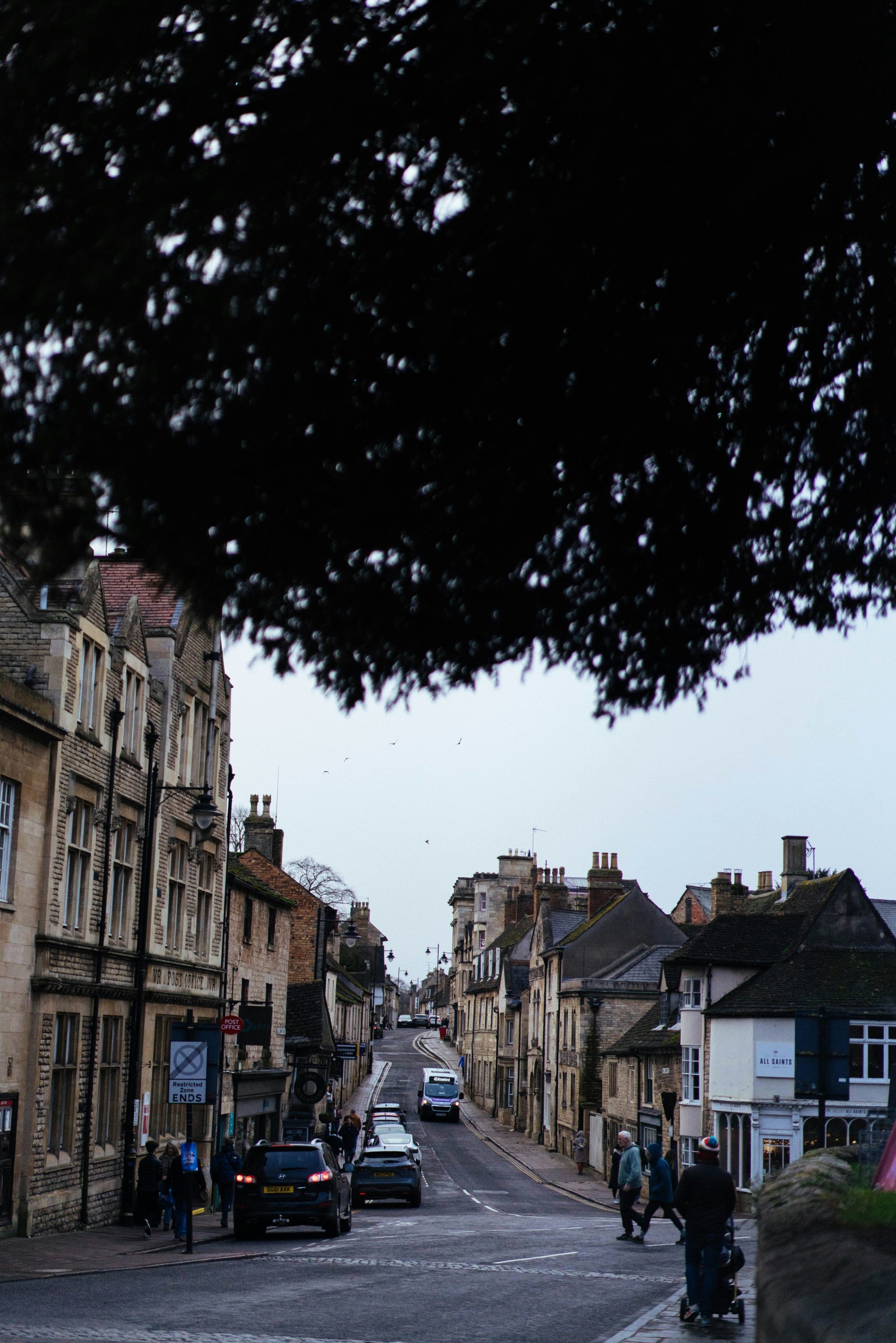 A city street with cars parked on the side of it